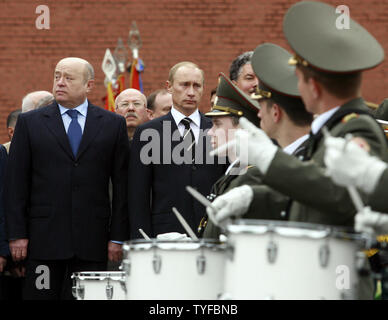 Der russische Präsident Wladimir Putin und Premierminister Michail Fradkow (L) eine Kranzniederlegung Zeremonie am Grab des Unbekannten Soldaten an der Kremlmauer in Moskau am 8. Mai 2007, der Tag des Sieges über Nazi-Deutschland markieren. (UPI Foto/Anatoli Zhdanov) Stockfoto