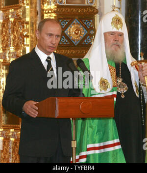 Russisch-orthodoxe Patriarch Alexi II.(R) Hört als Präsident Wladimir Putin begrüßt Metropolitan Laurus, Leiter der Russischen Orthodoxen Kirche außerhalb von Russland, während eines Festakts zur Wiedervereinigung an der Christ-Erlöser-Kathedrale in Moskau am 17. Mai 2007. Führer der Russischen Orthodoxen Glauben unterschrieben einen historischen Pakt Heilung ein Schisma zwischen der Kirche in Russland, die sich seit Jahrzehnten mit den sowjetischen Behörden zusammengearbeitet haben, und ein Ableger im Ausland gesetzt, nachdem die bolschewistische Revolution von 1917. (UPI Foto/Anatoli Zhdanov) Stockfoto