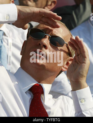 Der russische Präsident Wladimir Putin Uhren Flugzeuge während MAKS-2007 International Air Show in Schukowski Military Airfield außerhalb von Moskau am 21. August 2007. (UPI Foto/Anatoli Zhdanov) Stockfoto