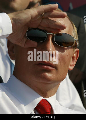 Der russische Präsident Wladimir Putin Uhren Flugzeuge während MAKS-2007 International Air Show in Schukowski Military Airfield außerhalb von Moskau am 21. August 2007. (UPI Foto/Anatoli Zhdanov) Stockfoto