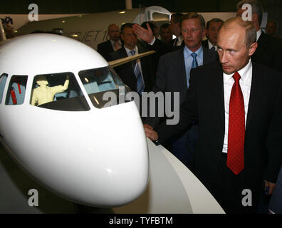 Der russische Präsident Wladimir Putin betrachtet ein Modell der Sukhoi Superjet während der MAKS-2007 International Air Show in Schukowski außerhalb von Moskau am 21. August 2007. (UPI Foto/Anatoli Zhdanov) Stockfoto