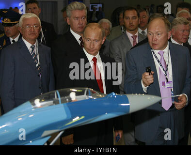 Der russische Präsident Wladimir Putin (C) betrachtet ein Modell auf der MAKS-2007 International Air Show in Schukowski außerhalb von Moskau am 21. August 2007. (UPI Foto/Anatoli Zhdanov) Stockfoto