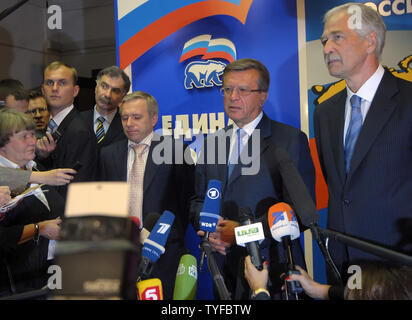 Der russische Premierminister Viktor Subkow Nominees (2. R) spricht während einer Media Briefing in der Staatsduma in Moskau am 13. September 2007. Subkow sagte, daß er nicht ausschließen, dass die Teilnahme an den Wahlen im nächsten Jahr und dass Er geplant, die Struktur der Regierung zu ändern. (UPI Foto) Stockfoto