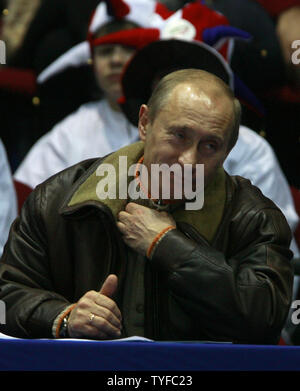 Der russische Präsident Wladimir Putin besucht eine judo Wettbewerb in Moskau am 15. Dezember 2007. Putin warf dem Westen am Samstag spielen Politik mit europäischer Rüstungskontrolle und warnte davor, dass die Einführung von US-abfangraketen einer russischen Raketenangriff auslösen könnte. (UPI Foto/Anatoli Zhdanov).. Stockfoto