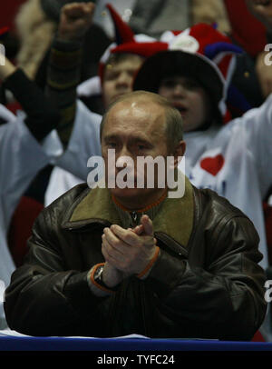 Der russische Präsident Wladimir Putin besucht eine judo Wettbewerb in Moskau am 15. Dezember 2007. Putin warf dem Westen am Samstag spielen Politik mit europäischer Rüstungskontrolle und warnte davor, dass die Einführung von US-abfangraketen einer russischen Raketenangriff auslösen könnte. (UPI Foto/Anatoli Zhdanov).. Stockfoto