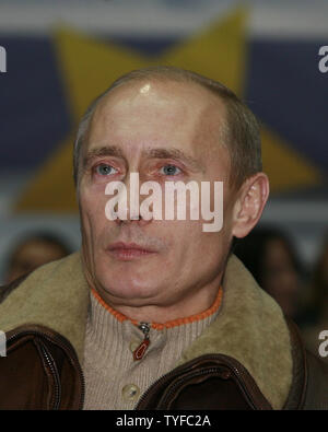 Der russische Präsident Wladimir Putin besucht eine judo Wettbewerb in Moskau am 15. Dezember 2007. Putin warf dem Westen am Samstag spielen Politik mit europäischer Rüstungskontrolle und warnte davor, dass die Einführung von US-abfangraketen einer russischen Raketenangriff auslösen könnte. (UPI Foto/Anatoli Zhdanov).. Stockfoto