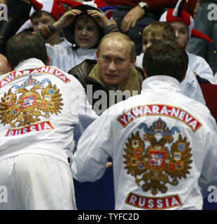 Der russische Präsident Wladimir Putin (C) besucht eine judo Wettbewerb in Moskau am 15. Dezember 2007. Putin warf dem Westen am Samstag spielen Politik mit europäischer Rüstungskontrolle und warnte davor, dass die Einführung von US-abfangraketen einer russischen Raketenangriff auslösen könnte. (UPI Foto/Anatoli Zhdanov).. Stockfoto