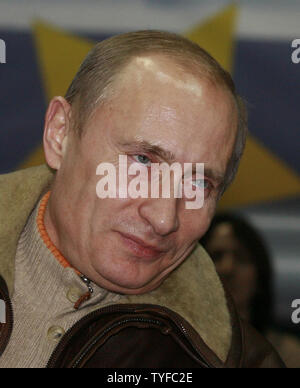 Der russische Präsident Wladimir Putin besucht eine judo Wettbewerb in Moskau am 15. Dezember 2007. Putin warf dem Westen am Samstag spielen Politik mit europäischer Rüstungskontrolle und warnte davor, dass die Einführung von US-abfangraketen einer russischen Raketenangriff auslösen könnte. (UPI Foto/Anatoli Zhdanov).. Stockfoto