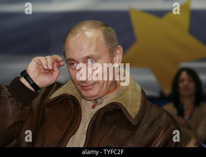 Der russische Präsident Wladimir Putin besucht eine judo Wettbewerb in Moskau am 15. Dezember 2007. Putin warf dem Westen am Samstag spielen Politik mit europäischer Rüstungskontrolle und warnte davor, dass die Einführung von US-abfangraketen einer russischen Raketenangriff auslösen könnte. (UPI Foto/Anatoli Zhdanov).. Stockfoto