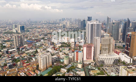 Moderne Stadt. Die Stadt von Manila, die Hauptstadt der Philippinen. Moderne Metropole am Morgen, Ansicht von oben. Modernes Gebäude im Zentrum der Stadt. Stockfoto