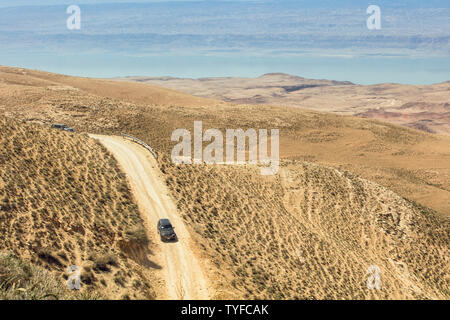 Jordanien, Naher Osten, Autokorsos, Fahrzeuge, Wüsten, Wüsten, Gobi, alte Städte, Sehenswürdigkeiten, kleine Städte, Kleinstädte, Colosseum, Leben, Bewohner, Straßen, Wege, Straßen, städtischen Gebieten Stockfoto