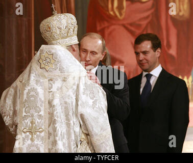 Der russische Präsident Wladimir Putin die russische orthodoxe Patriarch Alexi II. der russische Präsident Dmitri Medwedew (R) schaut auf während einer Nacht Ostergottesdienst in der Christ-Erlöser-Kathedrale in Moskau am 27. April 2008. (UPI Foto/Anatoli Zhdanov) Stockfoto