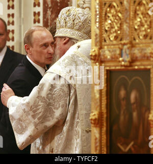 Der russische Präsident Wladimir Putin die russische orthodoxe Patriarch Alexi II. während einer Nacht Ostergottesdienst in der Christ-Erlöser-Kathedrale in Moskau am 27. April 2008. (UPI Foto/Anatoli Zhdanov) Stockfoto