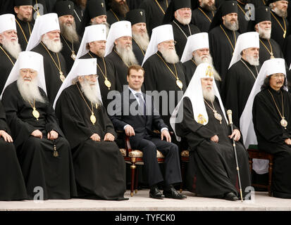 Der russische Präsident Dmitri Medwedew sitzt mit der russisch-orthodoxen Kirche, Patriarch Alexi II (2 L) während ein Gruppenfoto mit der obersten kirchlichen Hierarchien nach einer Zeremonie anlässlich des 020-jährigen Jubiläums der Verabschiedung des Orthodoxen Christentums in der Christ-Erlöser-Kathedrale in Moskau am 29. Juni 2008. (UPI Foto/Sergey Inavon) Stockfoto