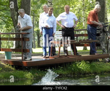 Der russische Präsident Dmitri Medwedew (C) und Führer elefantenrunde "Fische an Zavidovo Residence, 100 km (62,5 Meilen) nördlich von Moskau am 12. Juli 2008. Von links nach rechts sind Russische Föderation Rat Sprecher Sergei Mironov Sergej Mironow nur Russland, Sprecher des Parlaments Boris Gryzlov von Einiges Russland, Präsident Medwedew, kommunistische Führer Gennadi Sjuganow und Wladimir Schirinowski der Liberalen Demokratischen Partei der Linken. (UPI Foto/Alex Volgin). Stockfoto
