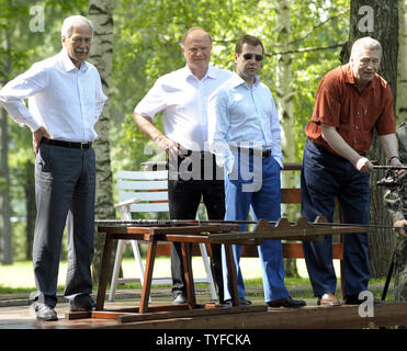 Der russische Präsident Dmitri Medwedew (2. R) und Führer elefantenrunde "Fische an Zavidovo Residence, 100 km (62,5 Meilen) nördlich von Moskau am 12. Juli 2008. Von links nach rechts sind Sprecher des Parlaments Boris Gryzlov von Einiges Russland, kommunistische Führer Gennadi Sjuganow, Präsident Medwedew und Wladimir Schirinowski der Liberalen Demokratischen Partei der Linken. (UPI Foto/Alex Volgin). Stockfoto