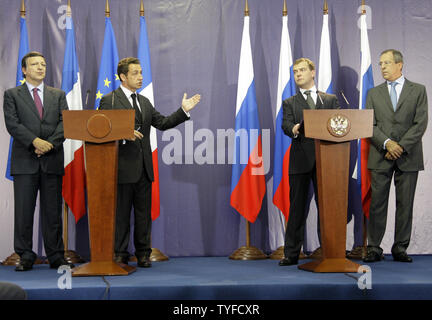 Der Präsident der Europäischen Kommission Jose Manuel Barroso (L), der französische Präsident Nicolas Sarkozy (2 l), der russische Präsident Dmitri Medwedew und Außenminister Sergej Lawrow (R) beteiligen Sie sich an einer gemeinsamen Pressekonferenz nach dem Treffen in der Residenz des Präsidenten außerhalb von Moskau am 8. September 2008. Medwedew in Moskau Gespräche am Montag vereinbart, seine Truppen aus Georgien ordnungsgemäße innerhalb eines Monats, sagte Sarkozy. (UPI Foto/Anatoli Zhdanov) Stockfoto