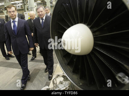 Der russische Präsident Dmitri Medwedew (L) begleitet von Generaldirektor Juri Eliseyev visits Saljut in Moskau am 11. Januar 2009. Stahlbauindustrie Österreichs Produktion Enterprise Saljut ist einer der größten russischen Hersteller von Motoren für die Flugzeug- und Luftraum Industrie. (UPI Foto/Anatoli Zhdanov) Stockfoto