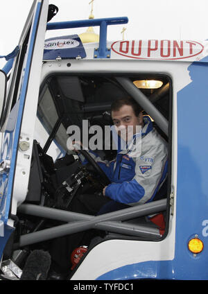 Der russische Präsident Dmitri Medwedew sitzt in einem der Lkw des Russischen Rallye Dakar KAMAZ Team am Cathedral Square, die der Kreml in Moskau am 28. Januar 2009. Russischen KAMAZ-Master Team die Rallye Dakar 2009 gewonnen. (UPI Foto/Anatoli Zhdanov) Stockfoto