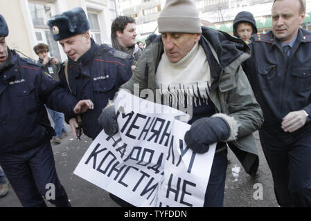 Russische Polizisten verhaften eine Opposition Aktivist während eines Protestes gegen die Politik der Regierung in Moskau am 31. Januar 2009. Russische Sicherheitskräfte haben viele Aktivisten festgenommen, wie die Behörden mit Nachdruck oben brachen Proteste gegen Premierminister Wladimir Putin. (UPI Foto/Anatoli Zhdanov) Stockfoto