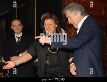 Amerikanische Schauspieler Robert De Niro ist auf einer Pressekonferenz über die Eröffnung der neuen Restaurant Nobu in Moskau am 9. April 2009 eingeladen. De Niro ist Miteigentümer der Restaurant Nobu Netzwerk zusammen mit Japanischen restaurateur Nobu Matsuhisa und Hollywood Produzent Meir Teper. (UPI Foto/Alex Volgin) Stockfoto