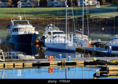 Yachten und Kreuzfahrtschiffe im Hafen an Portavadie Marina am Loch Fyne in Argyll und Bute, Schottland, Großbritannien Stockfoto