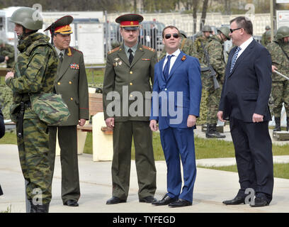 Der russische Präsident Dmitri Medwedew (2. R) und Verteidigungsminister Anatolij Serdjukow (R) den Taman Brigade außerhalb von Moskau besuchen Sie am 5. Mai 2010. (UPI Foto/Alex Volgin) Stockfoto