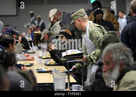 Sgt. 1. Klasse Joshua Gardner löscht Gerichte während einer Verbindung Colorado Ereignis am Lawrence Street Community Center, Denver, Colo., Nov. 06, 2016. Schließen Sie den Colorado vereint die Denver Rescue Mission mit dem Colorado Army National Guard eine warme Mahlzeit für Menschen in Not. Stockfoto