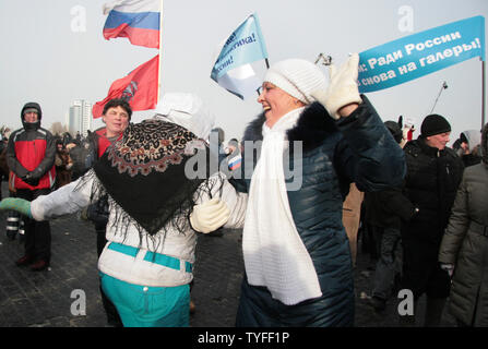 Tanzen die Menschen, wie sie für pro-Putin Kundgebung in Moskau, am 4. Februar 2012. Trotz der kalten Temperaturen pro-Regierung und regierungsfeindlichen Demonstranten kam heraus zu protestieren und die derzeitige Regierung unterstützen. UPI Stockfoto