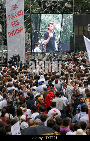 Zehntausende Demonstranten Kundgebung gegen die dritte Amtszeit von Präsident Wladimir Putin und auch Gesetze zur Eindämmung zu Protesten in Moskau, Russland am 12. Juni 2012. UPI Stockfoto