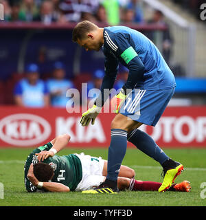 Manuel Neuer von Deutschland steht über Javier Hernandez von Mexiko, als er während der FIFA WM 2018 Gruppe F auf der Luzhniki Stadion in Moskau verletzt liegt, Russland am 17. Juni 2018. Foto von Chris Brunskill/UPI Stockfoto