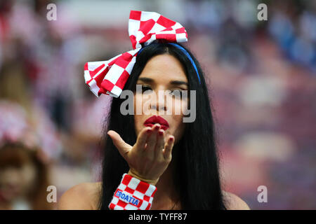 Eine Kroatien Ventilator genießt die Atmosphäre vor der 2018 FIFA World Cup Halbfinale in Luzhniki Stadion in Moskau, Russland, am 11. Juli 2018. Kroatien beat England 2-1 für die Endrunde zu qualifizieren. Foto von Chris Brunskill/UPI Stockfoto