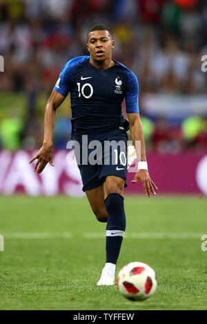 Kylian Mbappe von Frankreich jagt den Ball während der FIFA WM 2018 Finale von luzhniki Stadion in Moskau, Russland, am 15. Juli 2018. Frankreich beat Kroatien 4-2. Foto von Chris Brunskill/UPI Stockfoto