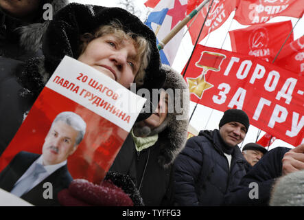 Hält eine frau portrait von Pavel Grudinin, Präsidentschaftskandidat der Russischen Kommunistischen Partei, bei einer Rallye für faire Wahlen in Moskau am 10. März 2018. Das Plakat ist liest in Russisch als 20 Schritte von Pavel Grudinin. Grudinin ist als Präsidentschaftskandidat hinter Wladimir Putin betrachtet. Foto von Yuri Gripas/UPI Stockfoto