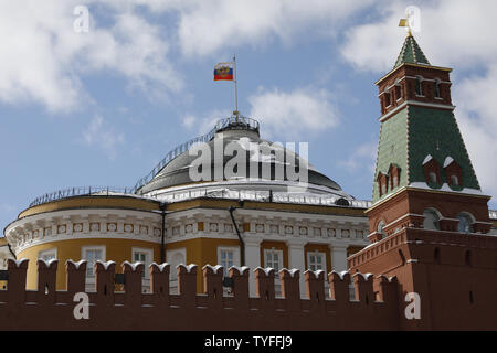 Das historische Gebäude des Senats und der aktuellen Office für den russischen Präsidenten Wladimir Putin ist hinter der Kremlmauer in Moskau am 16. März 2018 auf das letzte Mal in der Kampagne Tag gesehen vor den Präsidentschaftswahlen in Russland am Sonntag. Foto von Yuri Gripas/UPI Stockfoto