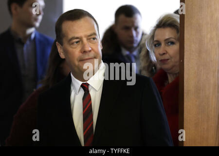 Der russische Ministerpräsident und ehemalige Präsident Dmitri Medwedew und seine Frau Swetlana Ankommen im Wahllokal während der Präsidentenwahl in Moskau am 18. März 2018. Foto von Yuri Gripas/UPI. Stockfoto