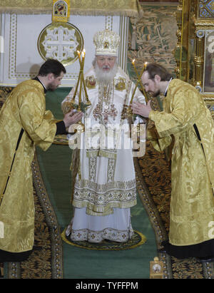 Russisch-orthodoxe Patriarch Kyrill führt nacht Weihnachten Service in der Christ-Erlöser-Kathedrale in Moskau am 7. Januar 2010. Die russisch-orthodoxe Kirche feiert Weihnachten am 7. Januar nach dem Julianischen Kalender. UPI/Anatoli Zhdanov Stockfoto