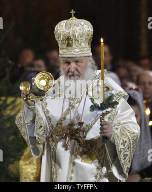 Russisch-orthodoxe Patriarch Kyrill führt nacht Weihnachten Service in der Christ-Erlöser-Kathedrale in Moskau am 7. Januar 2010. Die russisch-orthodoxe Kirche feiert Weihnachten am 7. Januar nach dem Julianischen Kalender. UPI/Anatoli Zhdanov Stockfoto