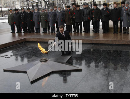 Der russische Präsident Dmitri Medwedew leuchtet die ewige Flamme am Grab des Unbekannten Soldaten außerhalb des Kreml in Moskau am 23. Februar 2010. Die ewige Flamme wurde vorübergehend für drei Monate während Konstruktionen aus dem Grab des Unbekannten Soldaten und relighted heute bewegt der Verteidiger des Vaterlandes Tag in Russland zu markieren. UPI/Alexander Natin Stockfoto