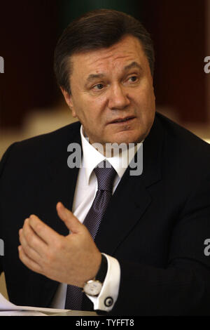 Der ukrainische Präsident Viktor Janukowitsch spricht bei einem Treffen mit dem russischen Präsidenten Dmitri Medwedew in der Kreml in Moskau am 5. März 2010. UPI/Alex Natin. Stockfoto