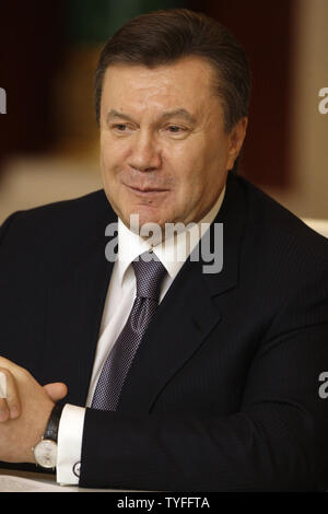 Der ukrainische Präsident Viktor Janukowitsch spricht bei einem Treffen mit dem russischen Präsidenten Dmitri Medwedew in der Kreml in Moskau am 5. März 2010. UPI/Alex Natin. Stockfoto