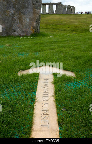 Pfeil in der Erde zu Stonehenge, an der Stelle, an der der Sonne/midwinter Sonnenuntergang auf dem kürzesten Tag des Jahres im Winter/der Wintersonnenwende. UK. (109) Stockfoto