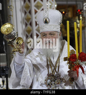 Russisch-orthodoxe Patriarch Kyrill führt nacht Ostergottesdienst in der Christ-Erlöser-Kathedrale in Moskau am 05 April, 2010. UPI Foto/Alex Natin. Stockfoto