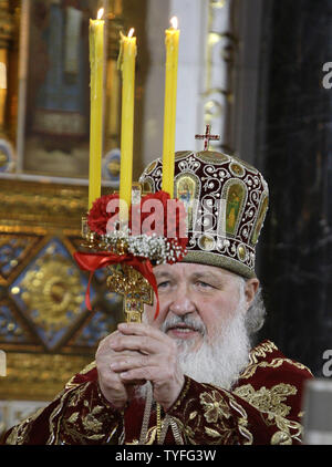 Russisch-orthodoxe Patriarch Kyrill führt nacht Ostergottesdienst in der Christ-Erlöser-Kathedrale in Moskau am 05 April, 2010. UPI Foto/Alex Natin. Stockfoto