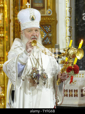 Russisch-orthodoxe Patriarch Kyrill führt nacht Ostergottesdienst in der Christ-Erlöser-Kathedrale in Moskau am 24. April 2011. UPI/Stringer Stockfoto