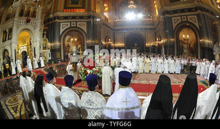 Russisch-orthodoxe Patriarch Kyrill führt nacht Ostergottesdienst in der Christ-Erlöser-Kathedrale in Moskau am 24. April 2011. UPI/Stringer Stockfoto