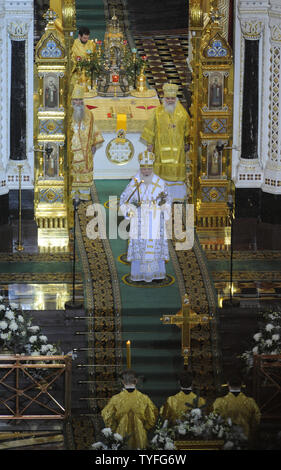 Russisch-orthodoxe Patriarch Kyrill führt nacht Weihnachten Service in der Christ-Erlöser-Kathedrale in Moskau am 7. Januar 2012. Die russisch-orthodoxe Kirche feiert Weihnachten am 7. Januar nach dem Julianischen Kalender. UPI Stockfoto