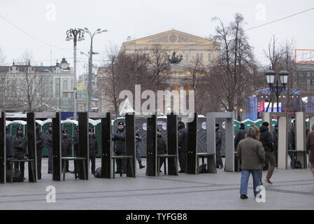 Polizei sichern den Bereich vor dem Bolschoi-Theater in Moskau vor dem erwarteten Sieg Rallye für russische Premierminister und Präsidentschaftskandidaten Wladimir Putin in Moskau während der Präsidentschaftswahlen am 4. März, 2012. UPI/Yuri Gripas Stockfoto