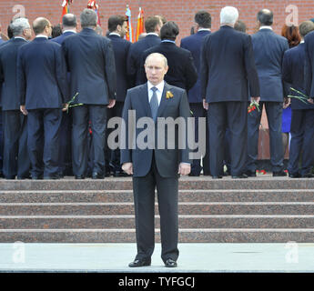 Der russische Präsident Wladimir Putin besucht eine Kranzniederlegung Zeremonie am Grab des Unbekannten Soldaten am Vorabend des Tag des Sieges Feiern zum Kriegsende in Moskau am 8. Mai 2012. UPI Stockfoto