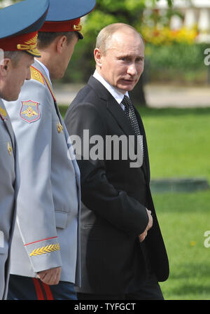 Der russische Präsident Wladimir Putin besucht eine Kranzniederlegung Zeremonie am Grab des Unbekannten Soldaten am Vorabend des Tag des Sieges Feiern zum Kriegsende in Moskau am 8. Mai 2012. UPI Stockfoto